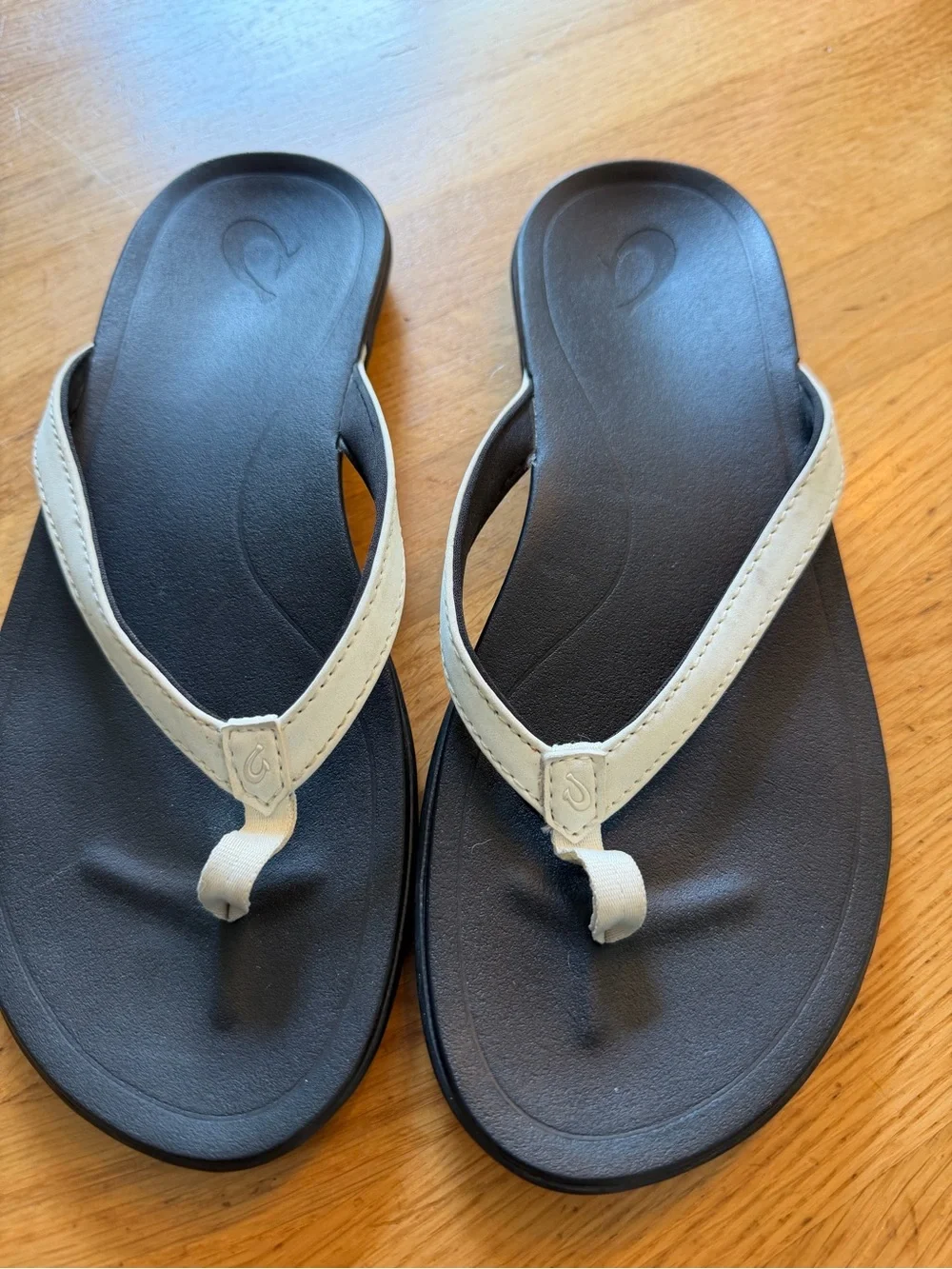 OluKai Women's Black and White FlipFlops - Picture 1 of 4